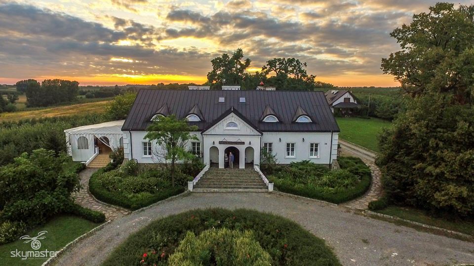 Jak Kupić Dom W Wichrowym Tronie Dwór na Wichrowym Wzgórzu - odkrywaj i rezerwuj na Slowhop.com