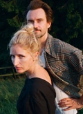 Marta i Bartek, Bookworm Cabin - domek z kominkiem wypełniony książkami