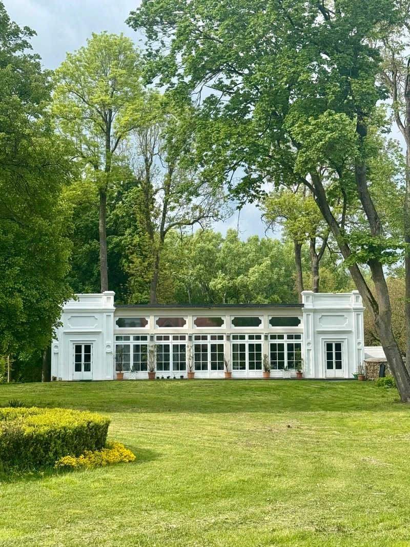 Dwór Huszlew – Oranżeria 