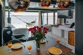 GRAND HT Houseboats - domki na wodzie - DOM  z wanną z hydromasażem, kominkiem, sauną suchą, fotelem masującym, tarasem na dachu oraz zewnętrznym hamakiem nad taflą 